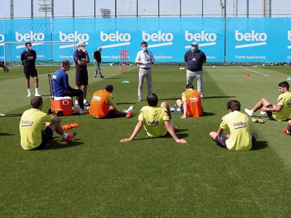 Bartomeu, en su visita del sábado a los futbolistas del Barça en la ciudad deportiva.
