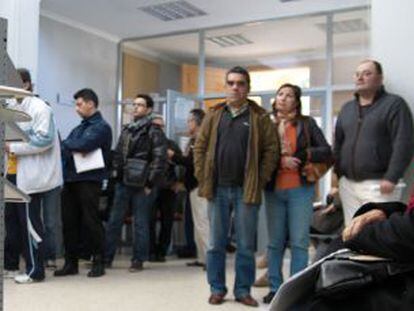 Parados a la espera de ser atendidos en una oficina del Servicio Andaluz de Empleo (SAE).