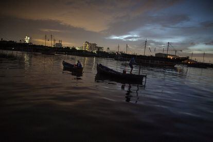 La contaminación está causando una disminución del número de peces en la bahía de Yakarta.