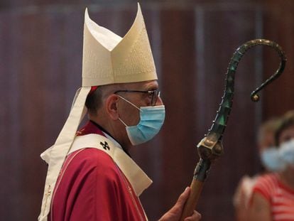 El cardenal Juan José Omella, en la misa por los difuntos durante la pandemia en la Sagrada Familia.