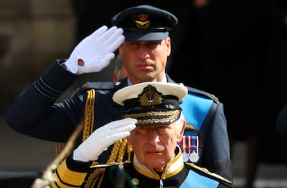 El rey Carlos III y su hijo Guillermo, príncipe de Gales, saludaban al paso del féretro de Isabel II.