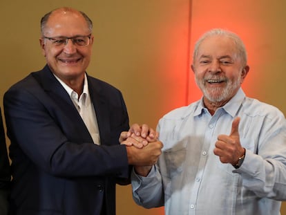 El expresidente de Brasil, Lula da Silva, posa junto al exgobernador de São Paulo, Geraldo Alckmin, el pasado 8 de abril.