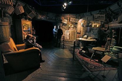 La sala común de Gryffindor, la cabaña de Hagrid o el Bosque Prohibido son algunos de los nueve escenarios en los que los fans pueden disfrutar de cientos de piezas originales de la saga, como las túnicas de los protagonistas, los libros de magia, las estatuas de Hogwarts u objetos mágicos como la Snitch dorada.