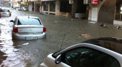 Una calle de Torrevieja inundada por la lluvia
