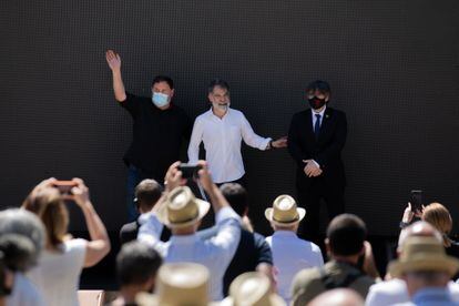 El líder de ERC, Oriol Junqueras; el presidente de Òmnium Cultural, Jordi Cuixart, y el expresidente de la Generalitat, Carles Puigdemont, en un acto en Elna, (Francia), el pasado 16 de julio