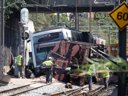 Técnicos y operarios faenan en el lugar donde este lunes se produjo un accidente ferroviario con un muerto y 86 heridos.