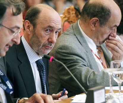 Alfredo Pérez Rubalcaba (centro), ayer en la Universidad Menéndez Pelayo de Santander.