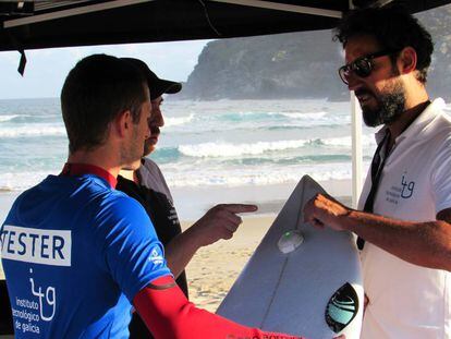 Santiago Rodr&iacute;guez Charl&oacute;n, del Centro Tecnol&oacute;gico ITG, muestra al surfista Vicente Romero el funcionamiento del dispositivo que mide la telemetr&iacute;a.