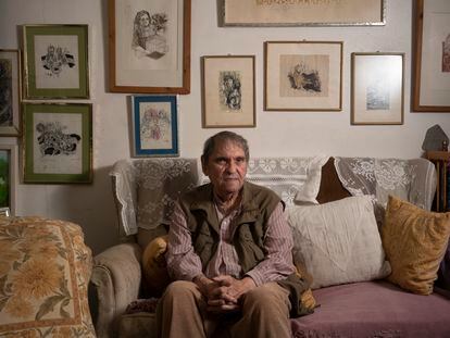 El poeta Rafael Cadenas, en su apartamento de Caracas, Venezuela, el 11 de noviembre de 2022.