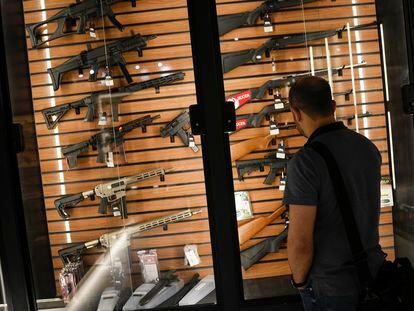 Un hombre observa un aparador con armas en un club de tiro en São Paulo (Brasil), el 25 de octubre de 2022.