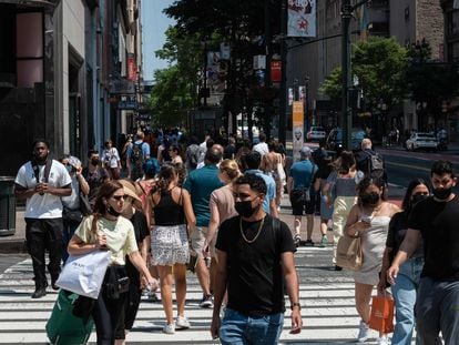 Una multitud camina en una calle de Nueva York, el pasado 7 de junio.