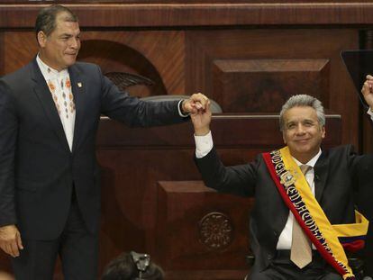 Lenín Moreno, a la derecha, asume el cargo de presidente de Ecuador el pasado mayo junto a su antecesor, Rafael Correa.