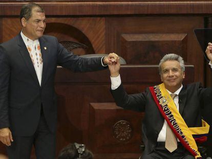 Len&iacute;n Moreno, a la derecha, asume el cargo de presidente de Ecuador el pasado mayo junto a su antecesor, Rafael Correa. 