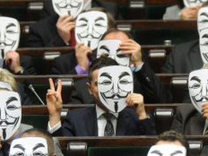 Diputados del Parlamento polaco protestan contra el tratado ACTA.