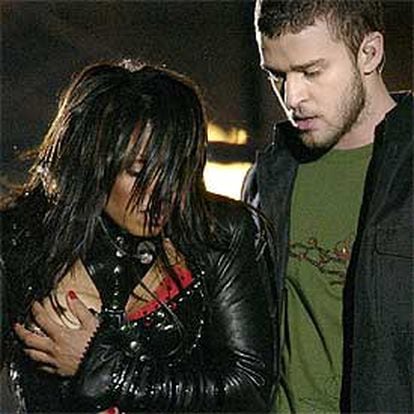 Janet Jackson se tapa un pecho después de que Justin Timberlake se lo descubriera.
