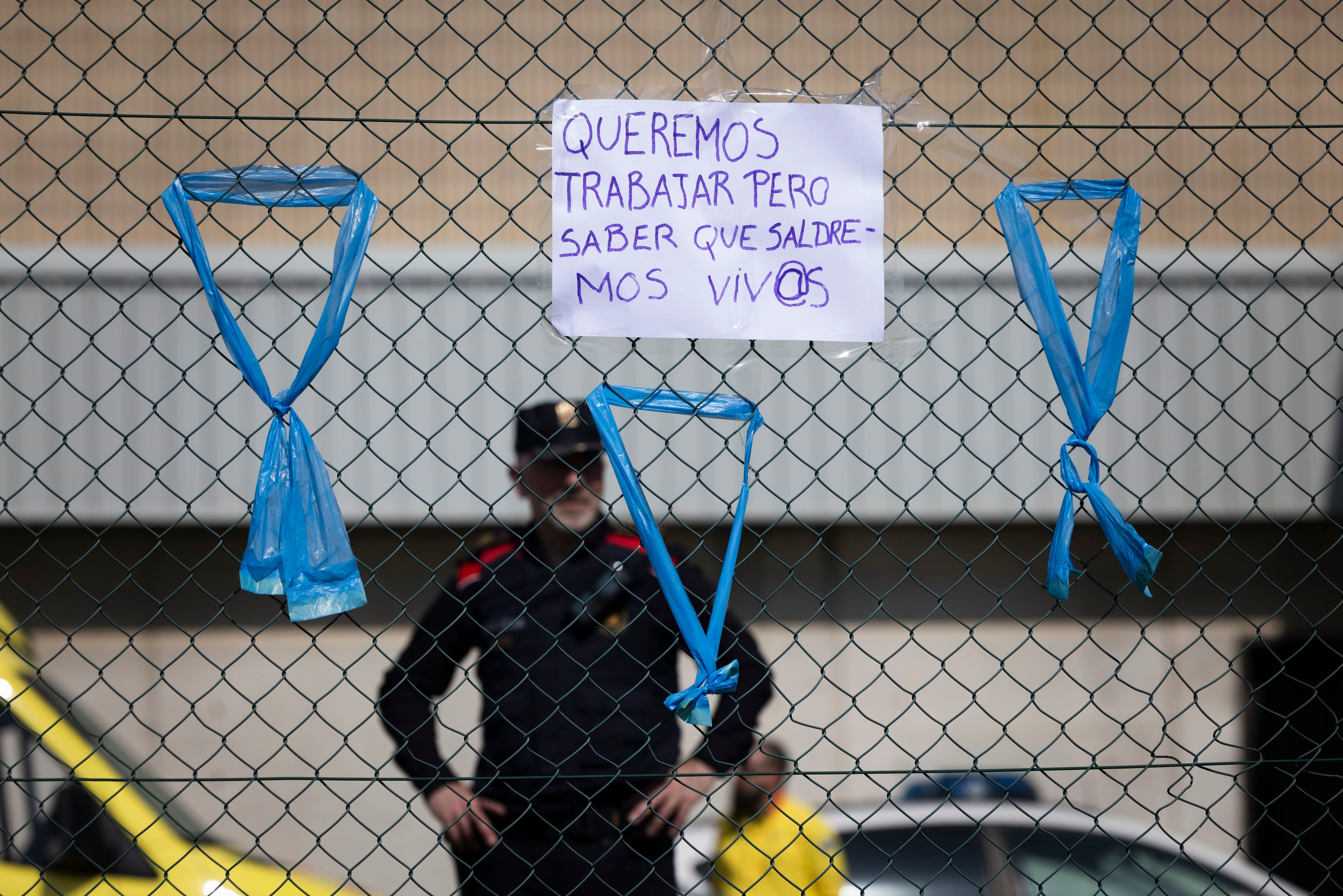 Lazos colgados en una valla durante la protesta de funcionarios de prisiones frente a la cárcel de Quatre Camins, este lunes.