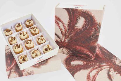 La icónica caja de pasteles de Pastelería Mallorca se viste de gala con dos estampados de la firma de bolsos Zubi: cherry y Morocco. Dentro dos  pasteles de edición especial. Precio: 29,50 euros.