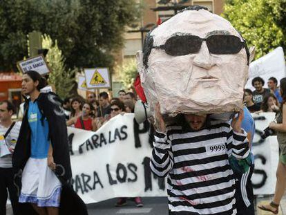 Un cabezudo con la cara de Fabra y traje de presidiario, ayer en la manifestación en Castellón