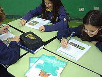 Alumnas del colegio Miguel de Cervantes de São Paulo con libros Pintaguá.
