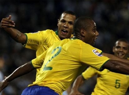 El jugador de Brasil Luíz Fabiano celebra su gol ante Argentina con su compañero de equipo Lisao.