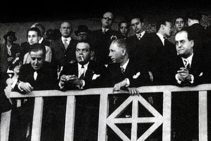 Lluís Companys, con Josep Sunyol (con un cigarrillo en los labios), en el campo de Les Corts en mayo de 1936.