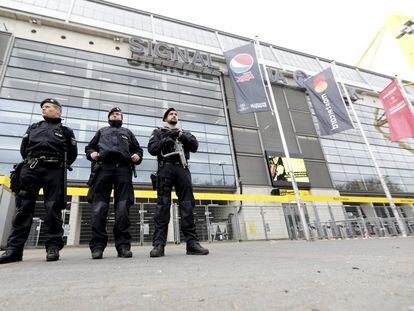 Varios miembros de la policía montan guardia en los alrededores del estadio Signal Iduna Park en Dortmund (Alemania). El equipo alemán de fútbol Borussia Dortmund informó hoy de que la policía ha reforzado las medidas de seguridad en el estadio.