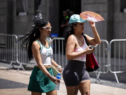 Dos turistas en la plaza Sant Jaume de Barcelona, este miércoles.