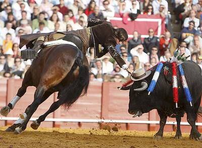 El rejoneador portugués Diego Ventura coloca el sombrero a su primer toro.