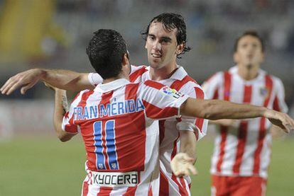 Godín y Fran Mérida celebran el gol del central uruguayo, el primero del Atlético.
