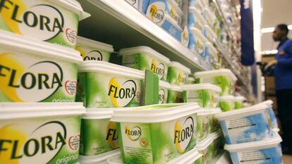 Tarrinas de margarina Flora, de la multinacional Unilever. 