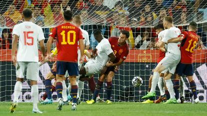 España encaja su segundo gol ante Suiza el pasado sábado en Zaragoza.