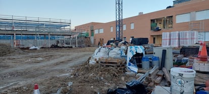 Una imagen de enero del Colegio Público Gabriela Morreale de Leganés en obras. / FAPA