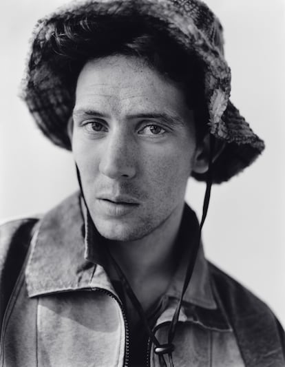 Josh O’Connor es amigo personal de Jonathan Anderson, director creativo de Loewe, con quien comparte la afición por la cerámica.