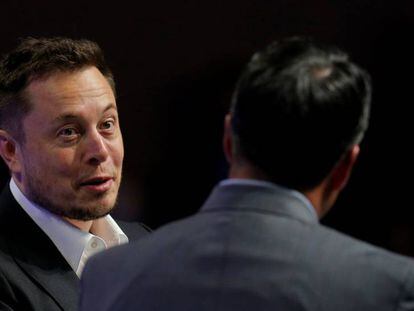 Elon Musk responde las preguntas del Gobernador de Nevada, Brian Sandoval, durante la National Governors Association Summer Meeting in Providence, Rhode Island, EE UU, el pasado sábado.