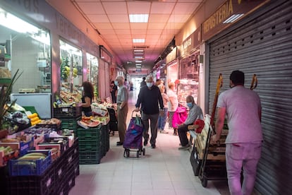 Varias personas comprando en el mercado de Villaverde Alto, en Madrid.