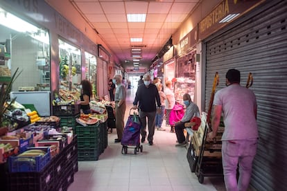 Varias personas están comprando en el mercado de Villaverde Alto en Madrid.