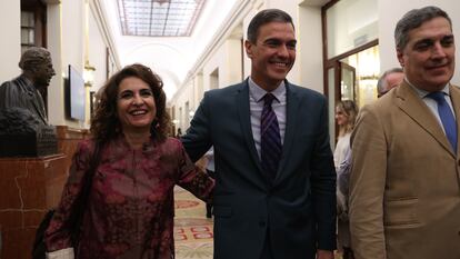 El presidente del Gobierno, Pedro Sánchez, y la ministra de Hacienda, María Jesús Montero, el jueves en el Congreso.