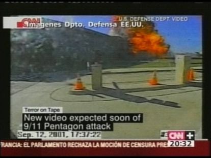 Un fotograma de la grabación captada por una cámara de vigilancia muestra el momento en que el avión secuestrado se estrella contra el Pentágono.