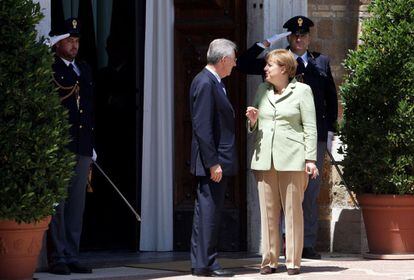 Mario Monti junto a Angela Merkel, en Roma, antes de comenzar la reunión.