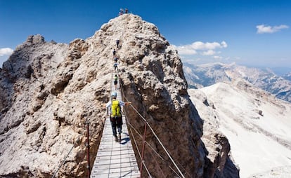 Puente colgante en la vía ferrata Ivano Dibona al monte Cristallo, en los Dolomitas (Italia).
