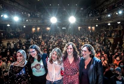 
Desde la izquierda, Fatima Hamed Hossain, Mónica Oltra, Yolanda Díaz, Mónica García y Ada Colau, en un acto de dirigentes femeninas en Valencia, el 13 de noviembre de 2021.
 