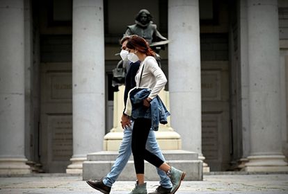 Una pareja pasea en Madrid el 29 de octubre.