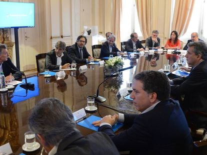 Mauricio Macri (izq.) en la &uacute;ltima reuni&oacute;n de Gabinete de 2017.