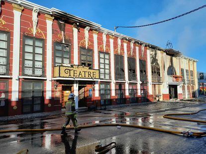 Bombero frente a la discoteca Teatre de Murcia, este domingo.