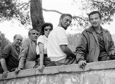 Gabriel Celaya, Blas de Otero, Asunción Carandell, Carlos Barral y José Agustín Goytisolo, en 1959 (de izquierda a derecha). Imagen de la exposición dedicada al escritor catalán en Barcelona.