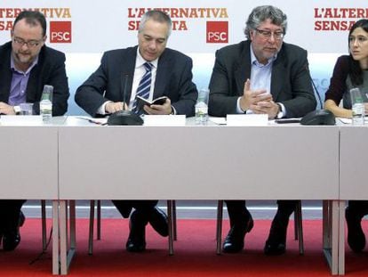 (De i a d) El secretario de organización del PSC, Daniel Fernández; el primer secretario del PSC, Pere Navarro; y el alcalde de Cornellà de Llobregat (Barcelona), Antoni Balmón, durante la reunión de la comisión ejecutiva.