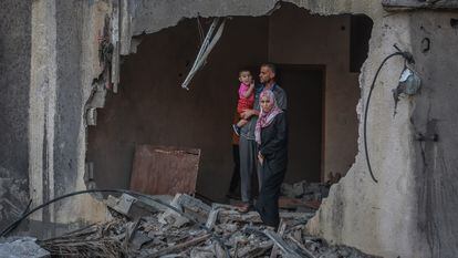 Una familia palestina observa los restos de su casa, destruida por bombardeo israelí, el martes en Gaza.