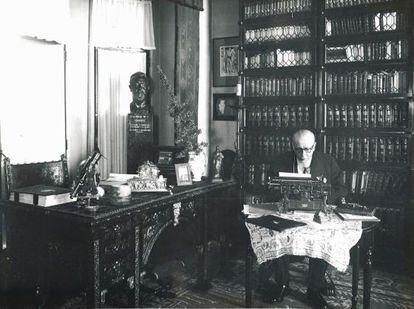 Nicolás María de Urgoiti escribiendo en su despacho.