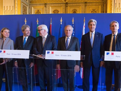 Desde la Izquierda, la alta representante de exteriores de la UE, Federica Mogherini y los ministros de Exteriores de Italia, Paolo Gentiloni, Alemania, Frank-Walter Steinmeier, Francia, Jean-Marc Ayrault, el secretario de Estado de EEUU, John Kerry y el responsable de Exteriores británico, Philip Hammond, este domingo en una comparecencia en París.