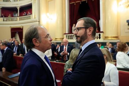 Los senadores del Partido Popular Pío García Escudero (a la izquierda) y Javier Maroto conversaban este jueves, antes de la sesión constitutiva del Senado. 
